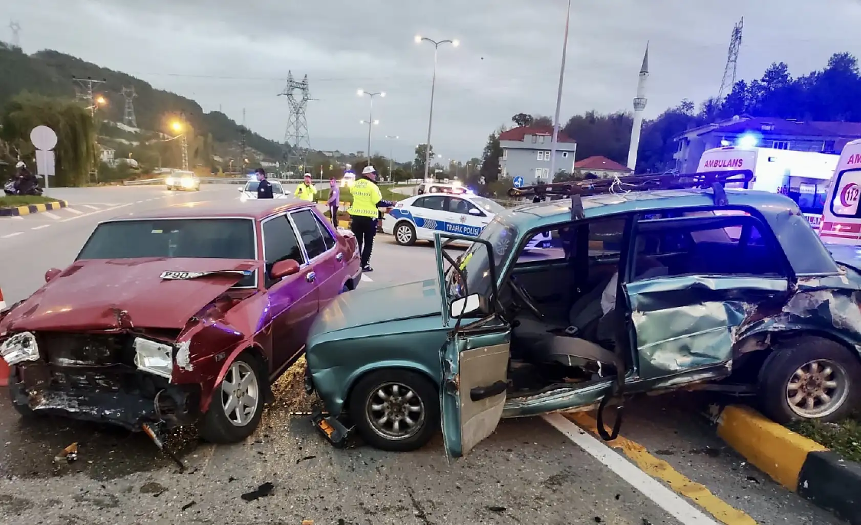 Karaçay'da iki araç çarpıştı