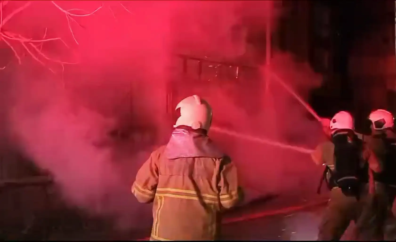 Patlamaların ardından alevler sardı