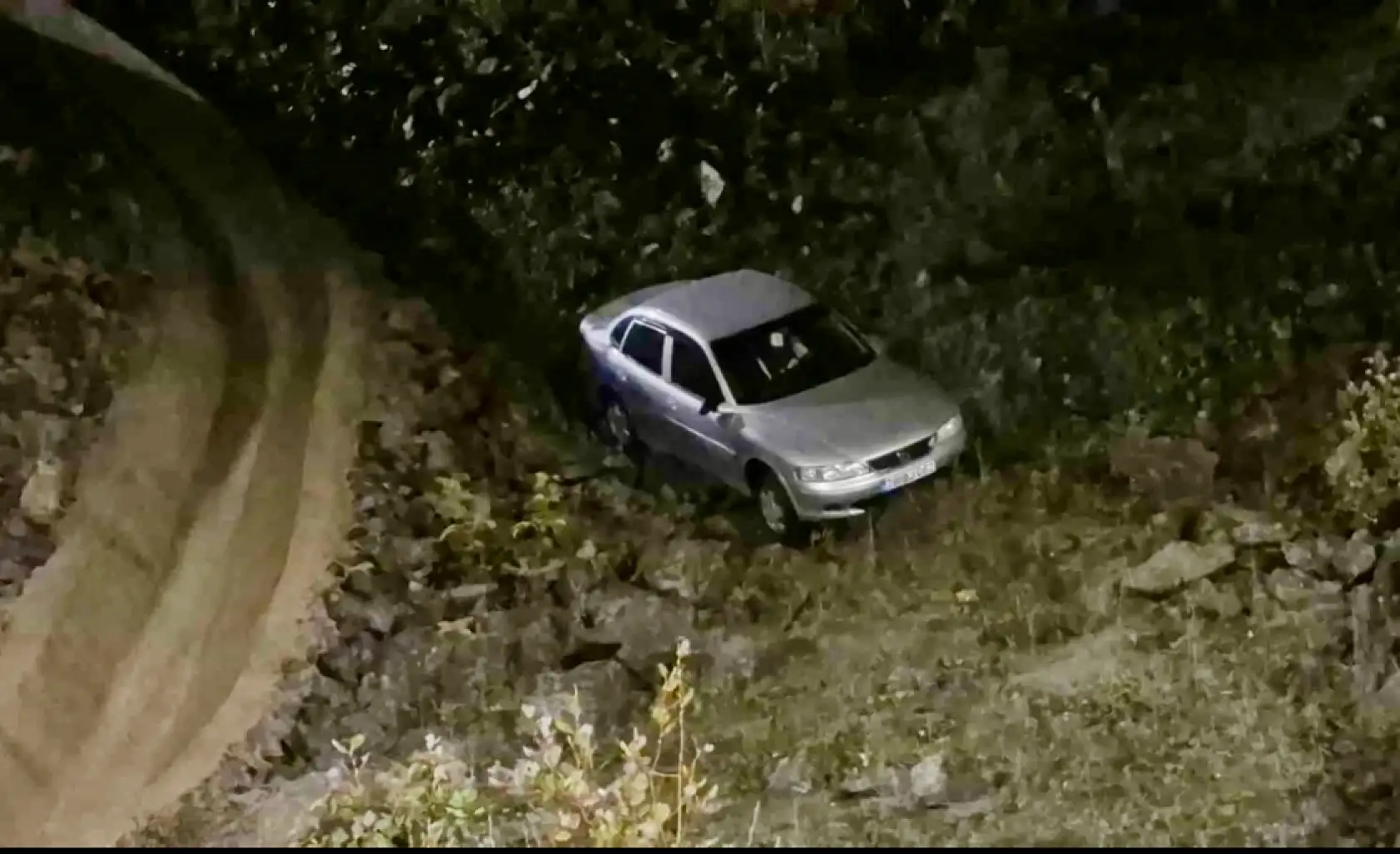 Otomobil viyadükten uçtu