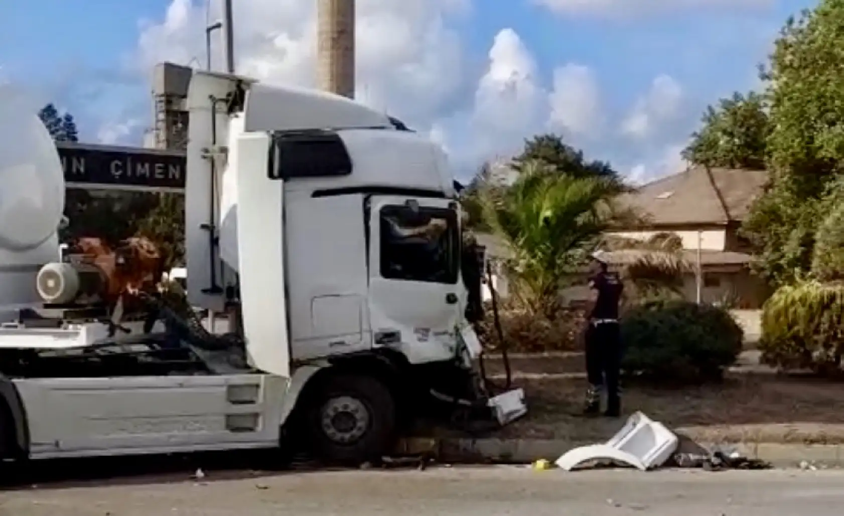 Çimento kavşağında kaza!