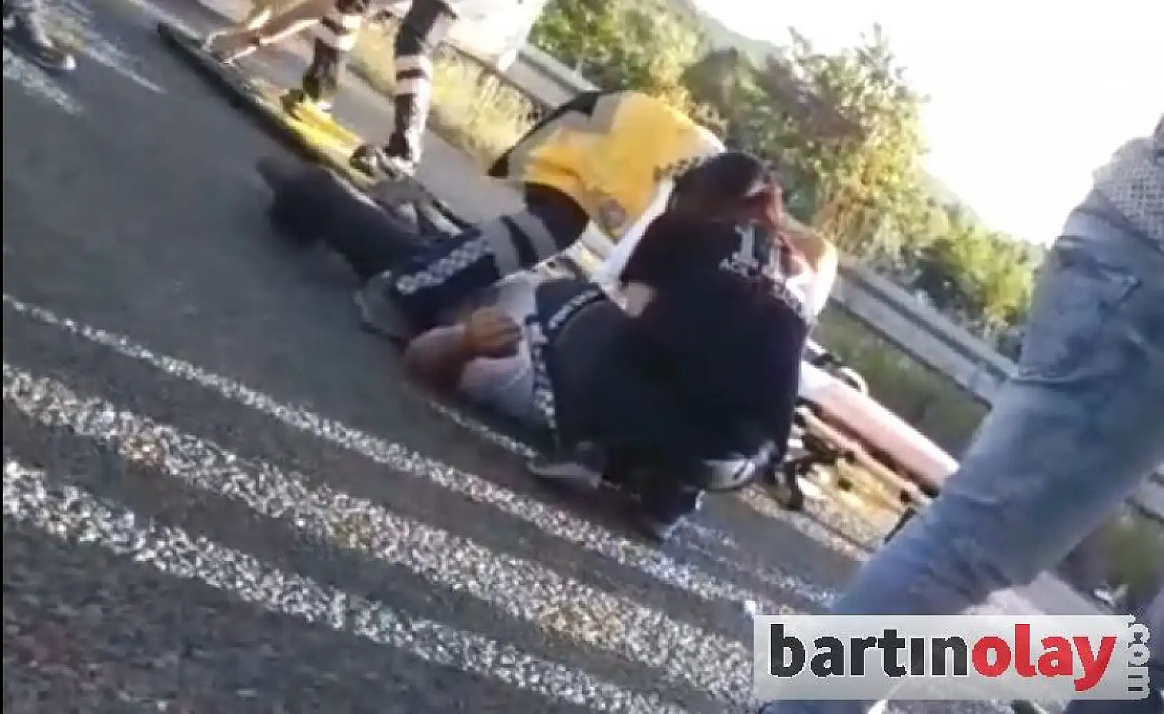 Yolun karşısına geçerken araba çarptı