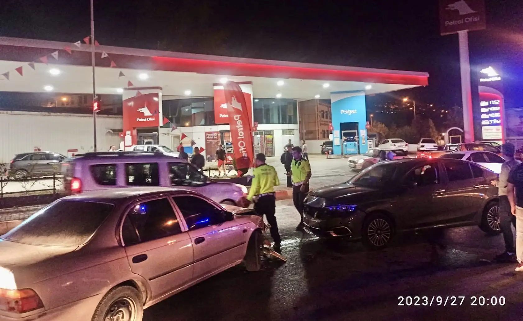 Yalıda iki araç çarpıştı