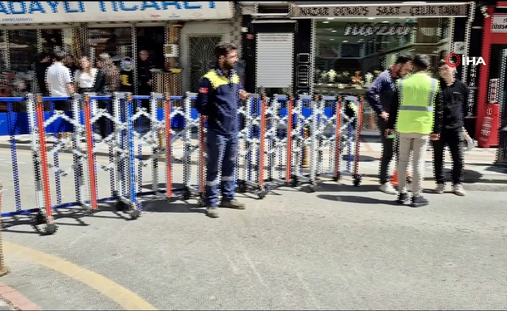 Kapanan caddeden ilginç görüntüler