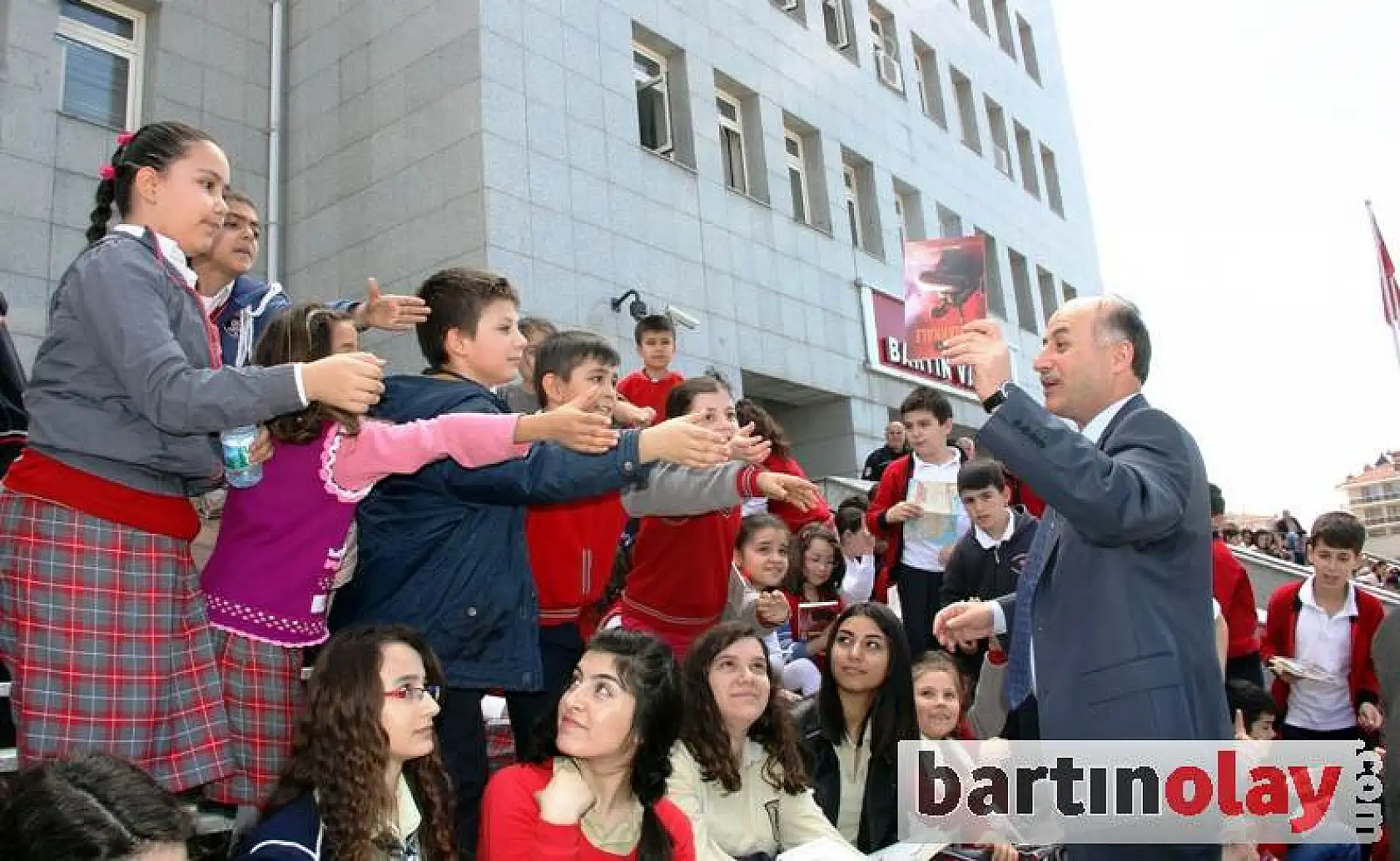 Valilik Bahçesinde kitap okudular