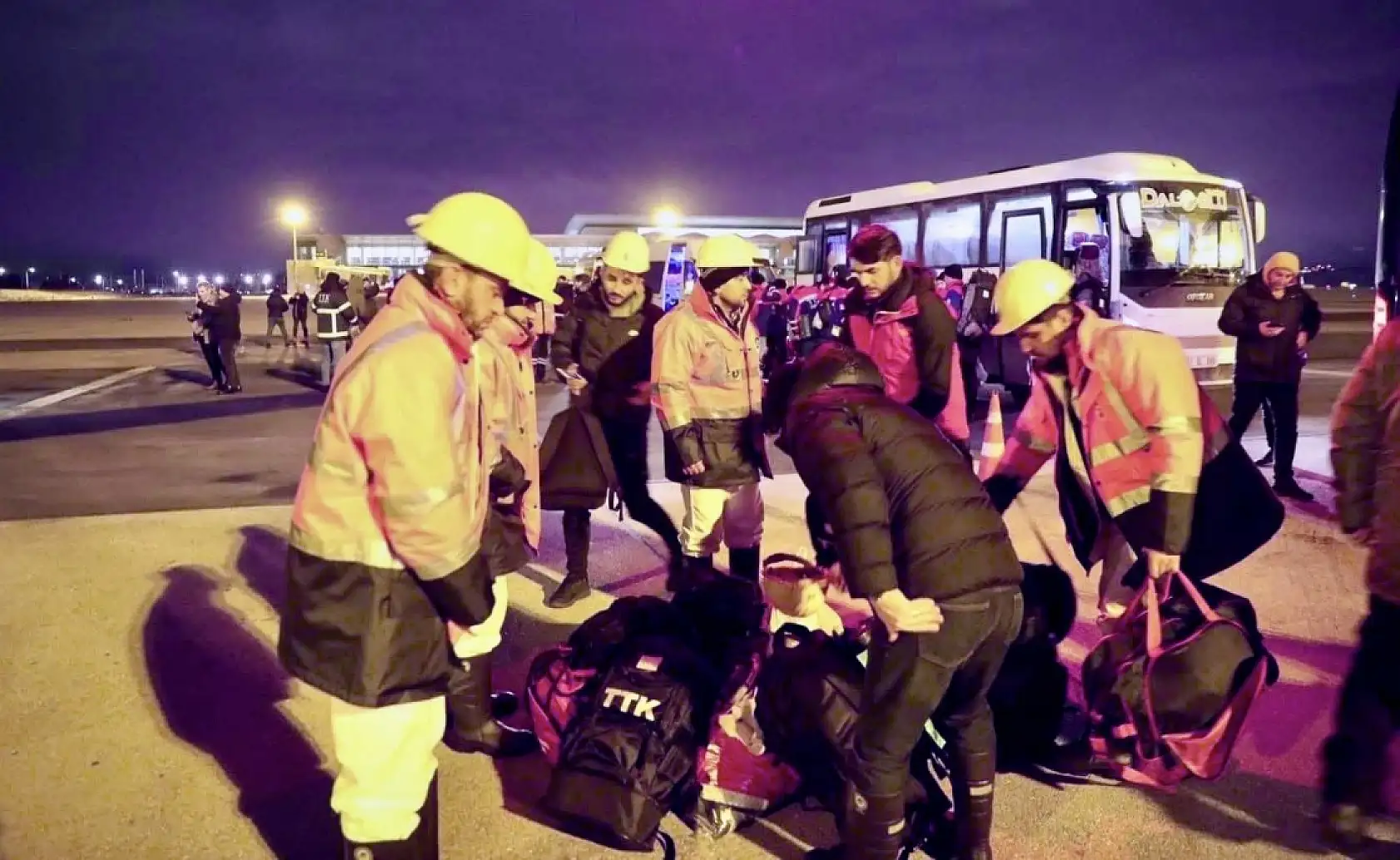 Acı görev maden işçilerine düştü