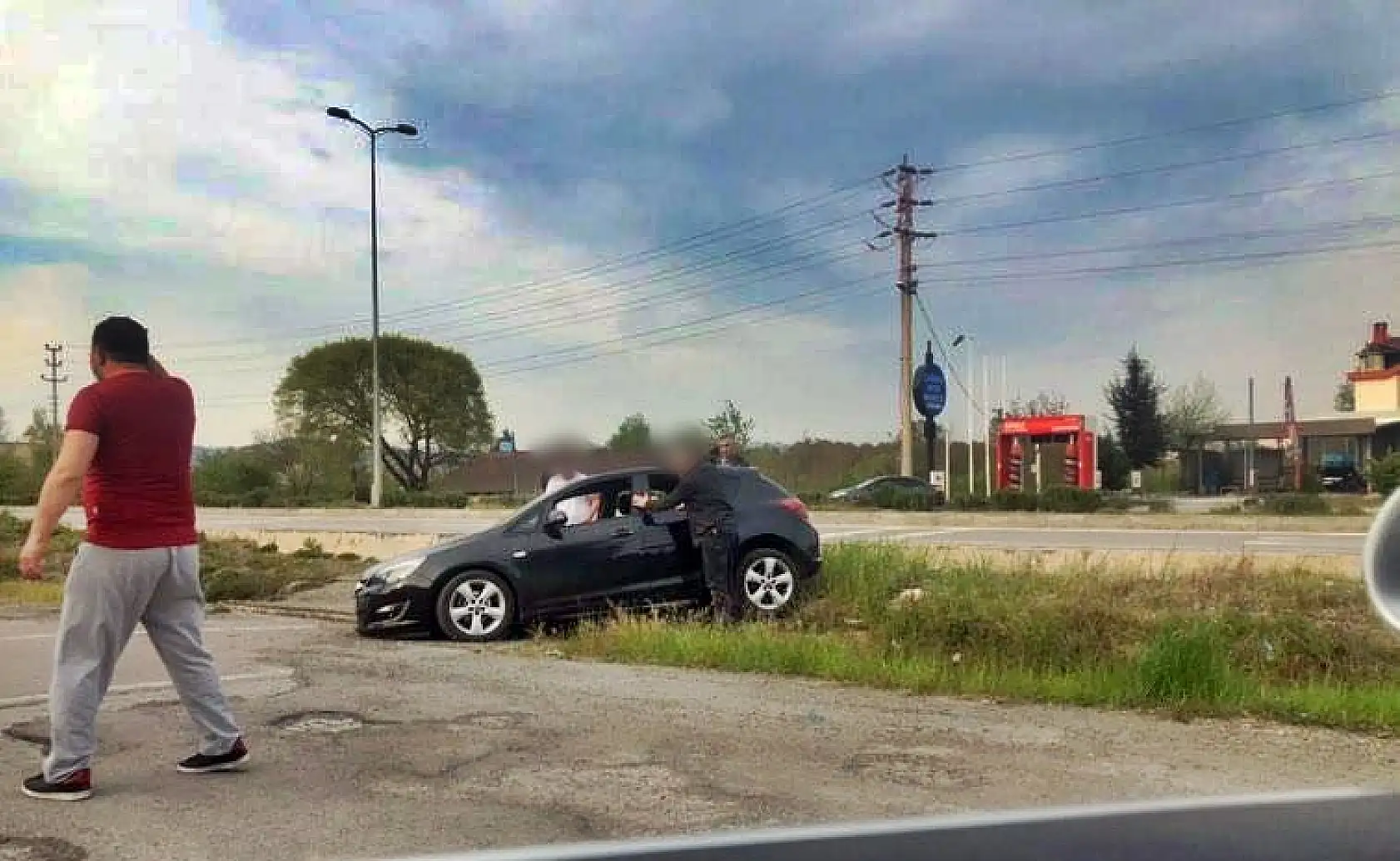 El frenini çekmeyince araba geri kaydı