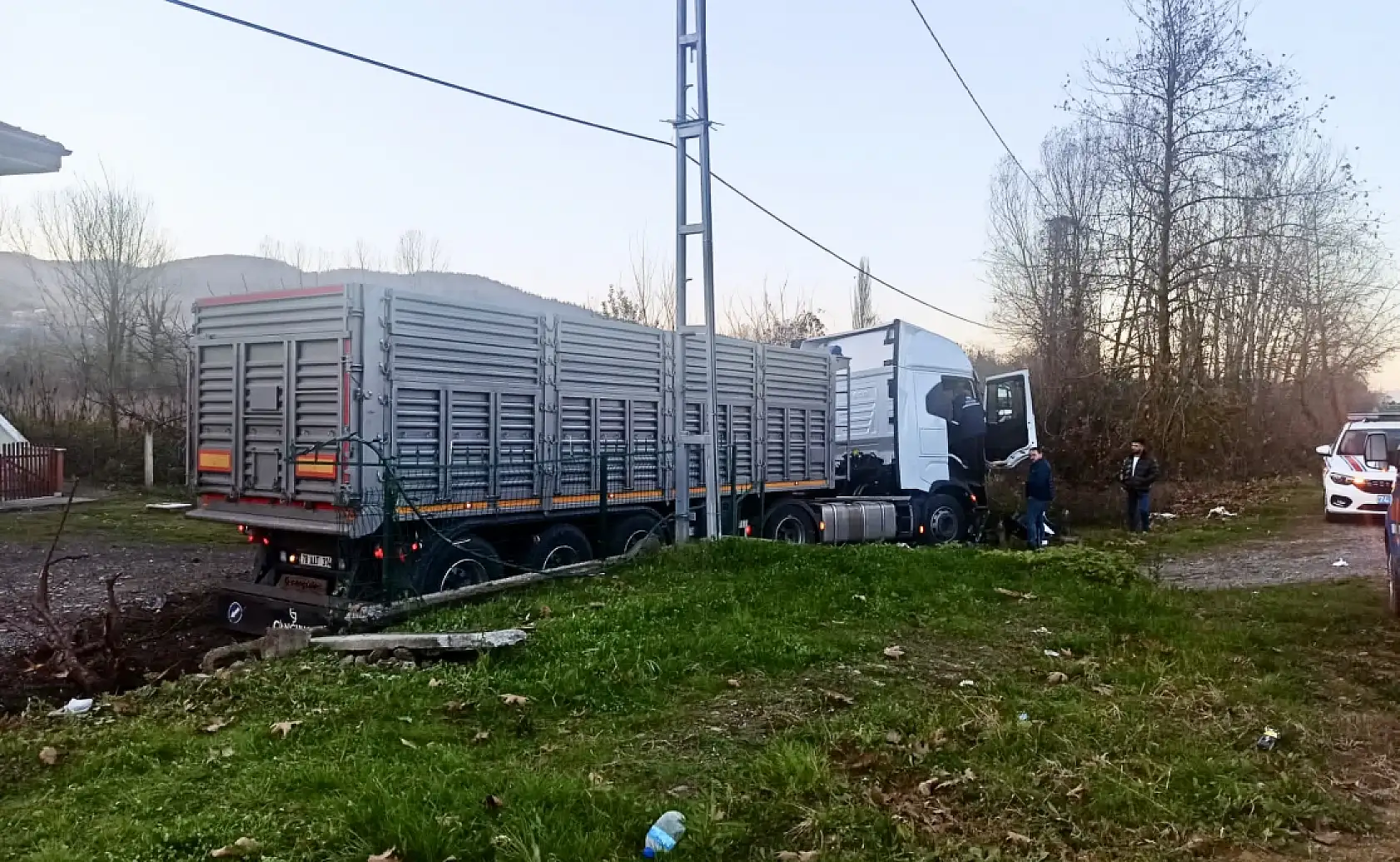 Yoldan çıkan tır evin bahçesine daldı