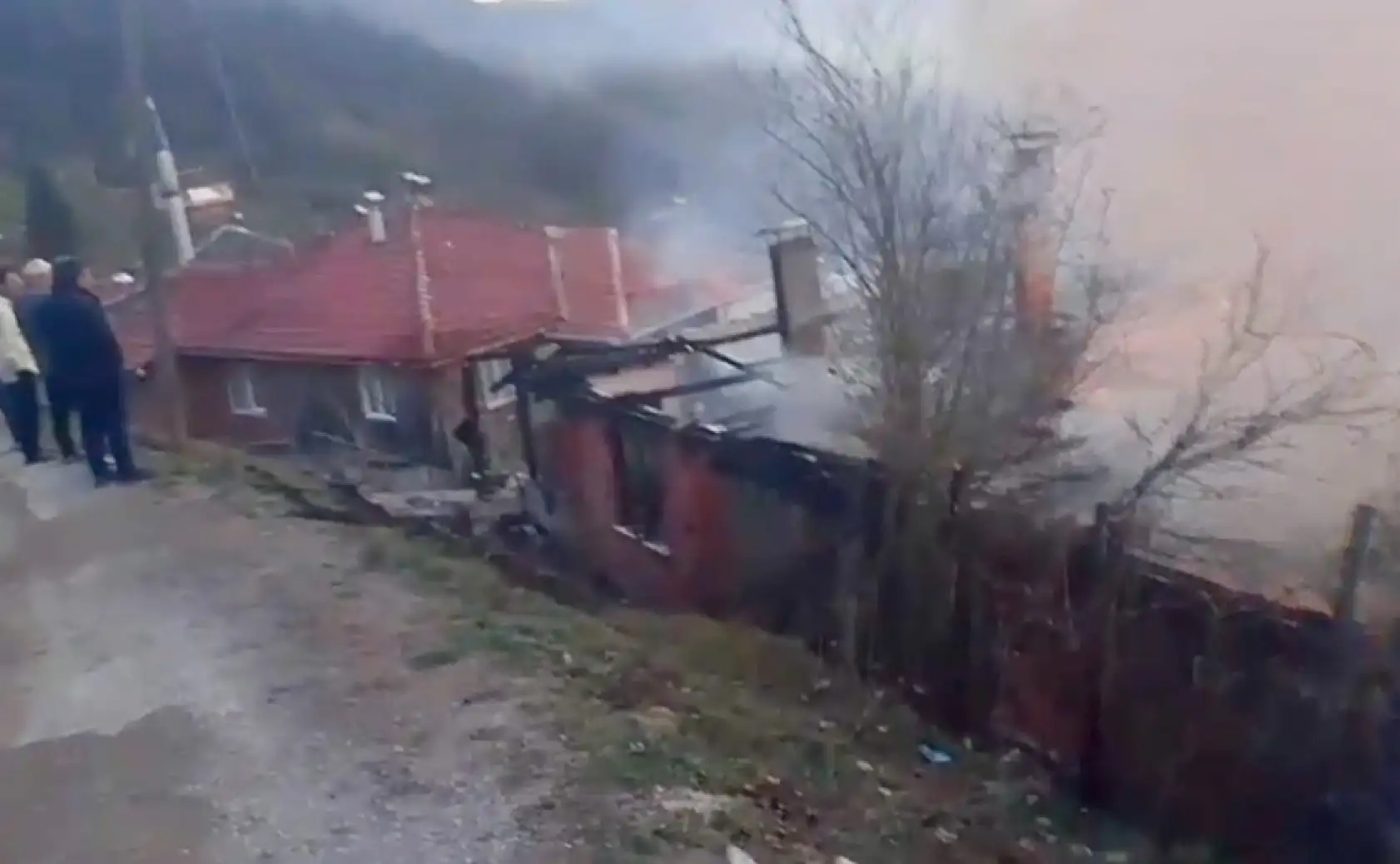 Çaresizce evin yanmasını izlediler