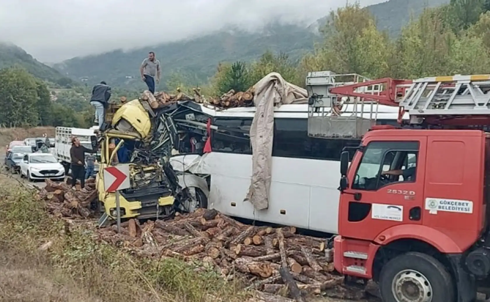 Otobüs odun yüklü tırla çarpıştı