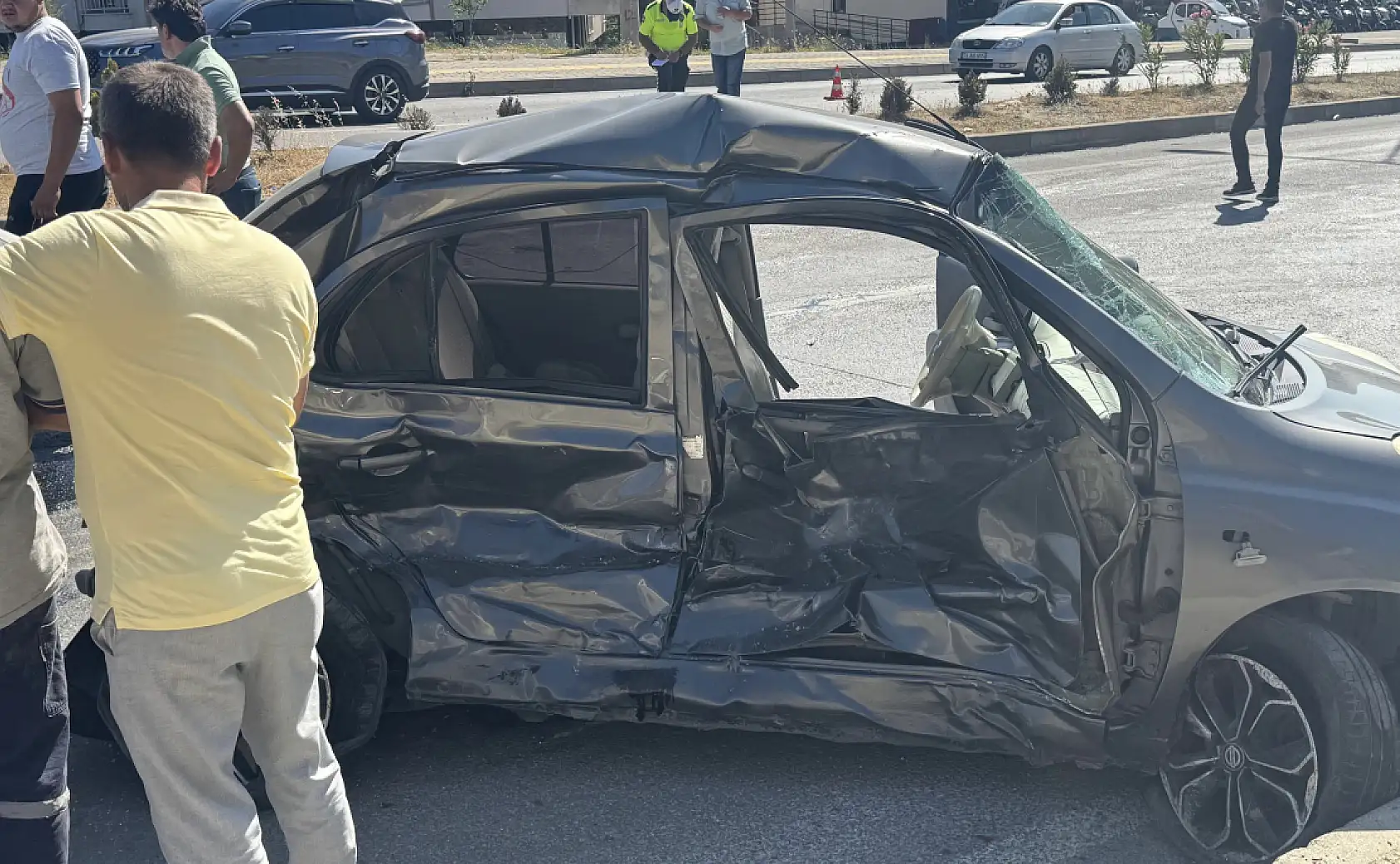 Karşı şeride geçen araca kamyonet çarptı