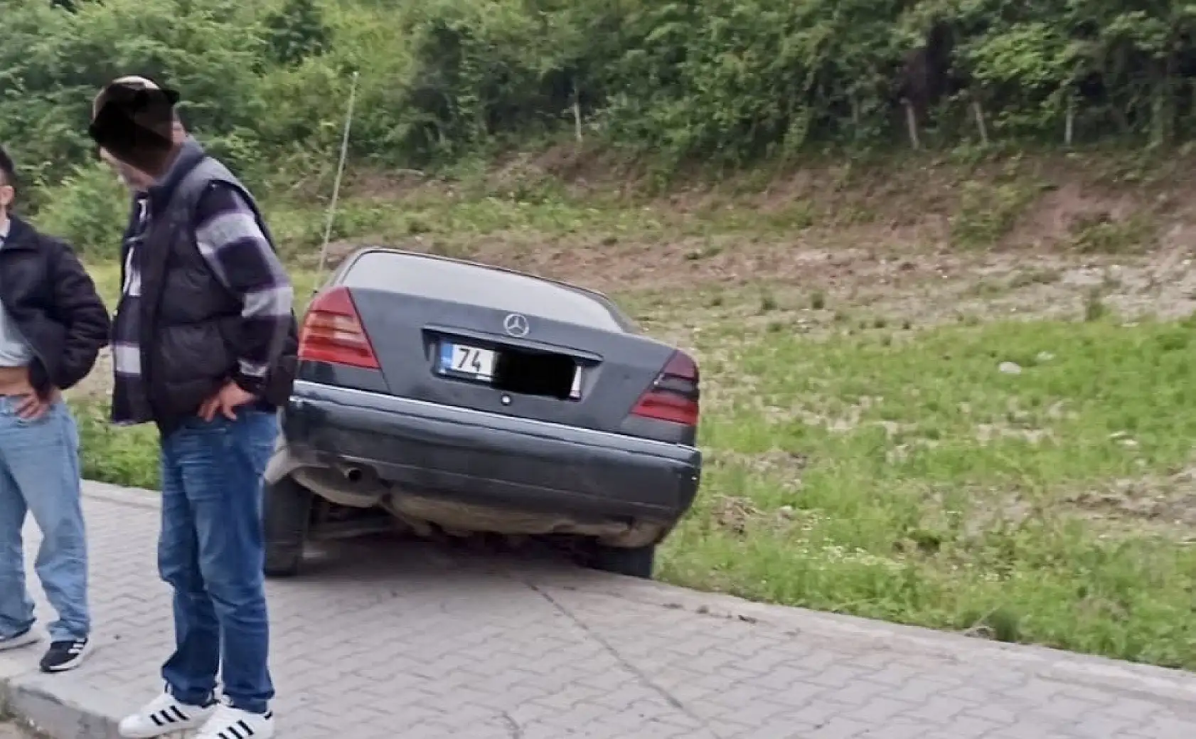 Kaldırımdan atladı, asılı kaldı