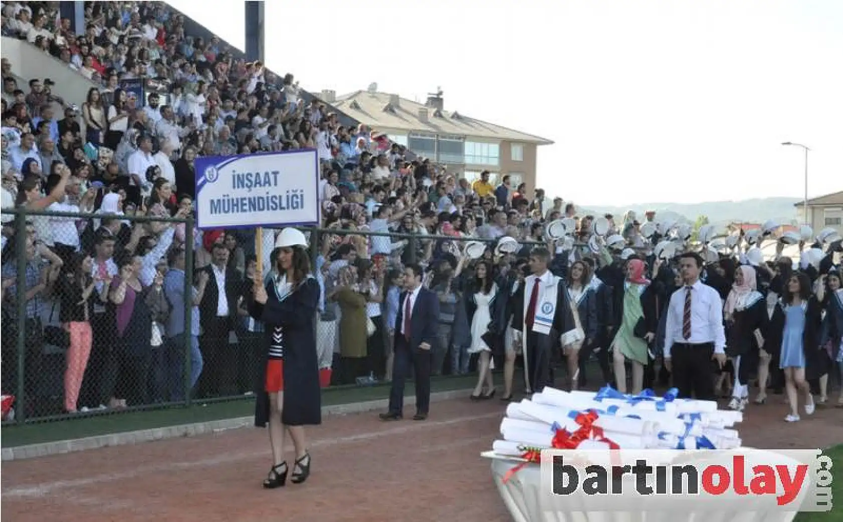 Üniversitede mezuniyet coşkusu