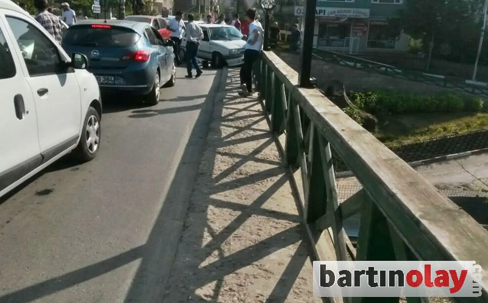 Otomobil korkuluklara çarptı