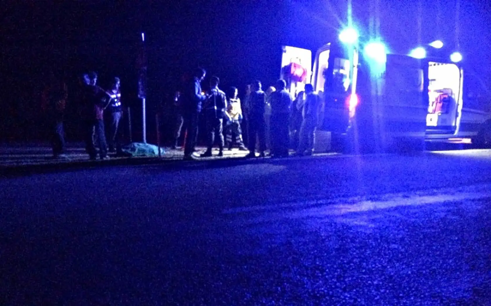 Yolun karşısına geçerken canından oldu