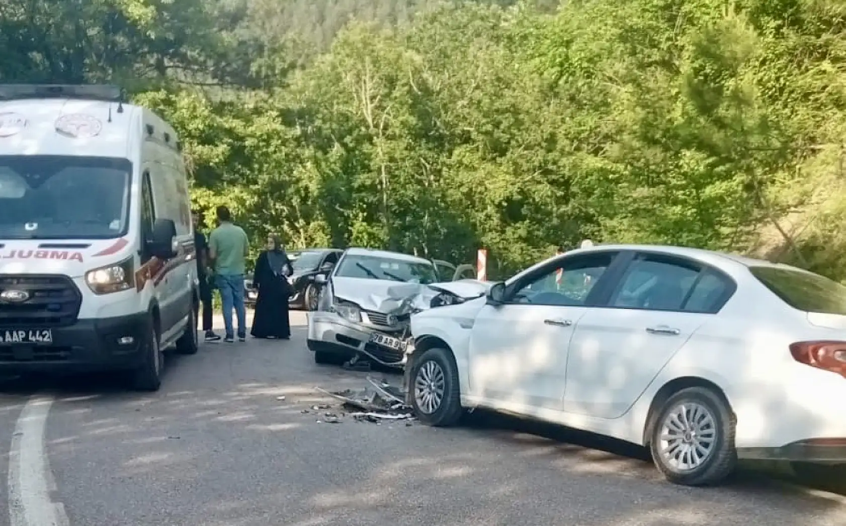 İki araç kafa kafaya çarpıştı