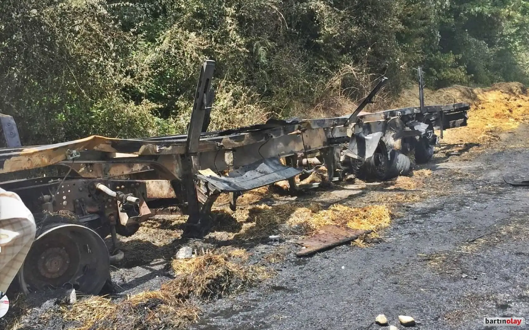 Saman yüklü TIR cayır cayır yandı.