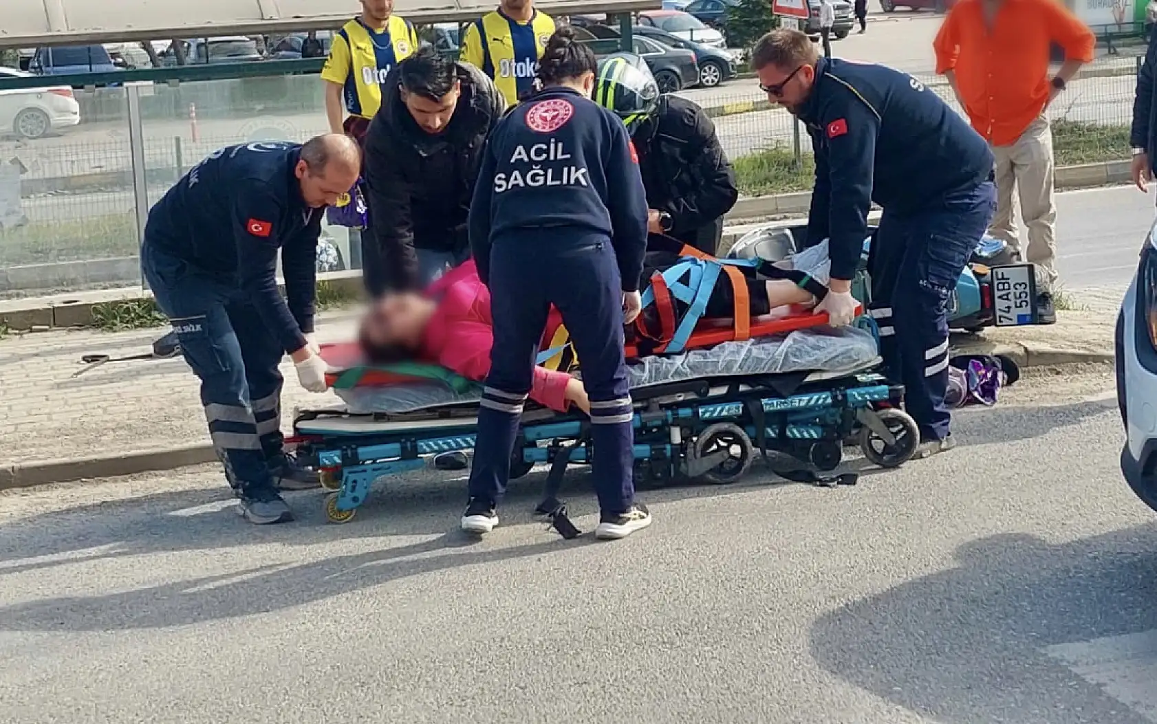 Otomobil ve motosiklet çarpıştı