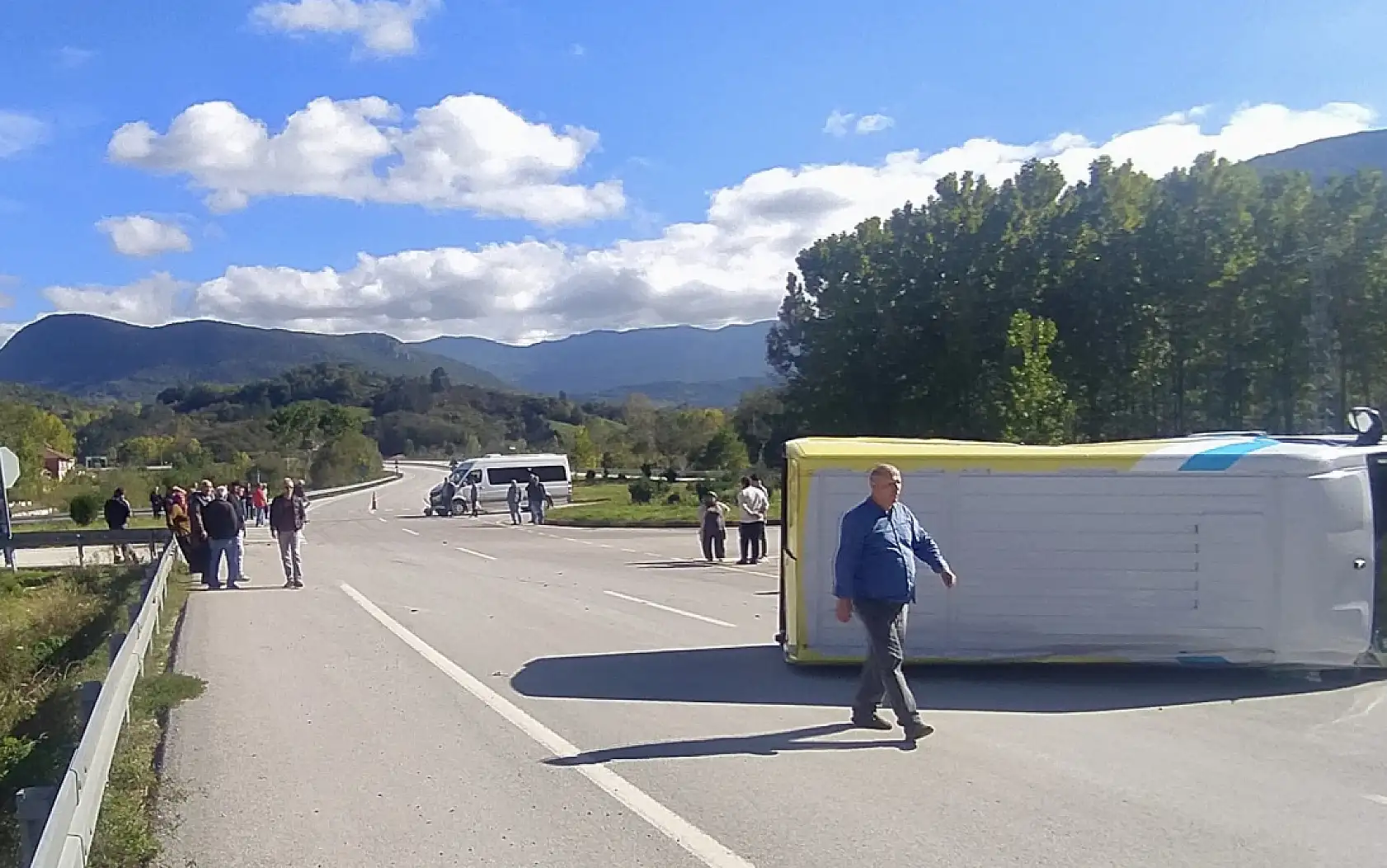 Yolcu minibüsü ile dağıtım aracı çarpıştı