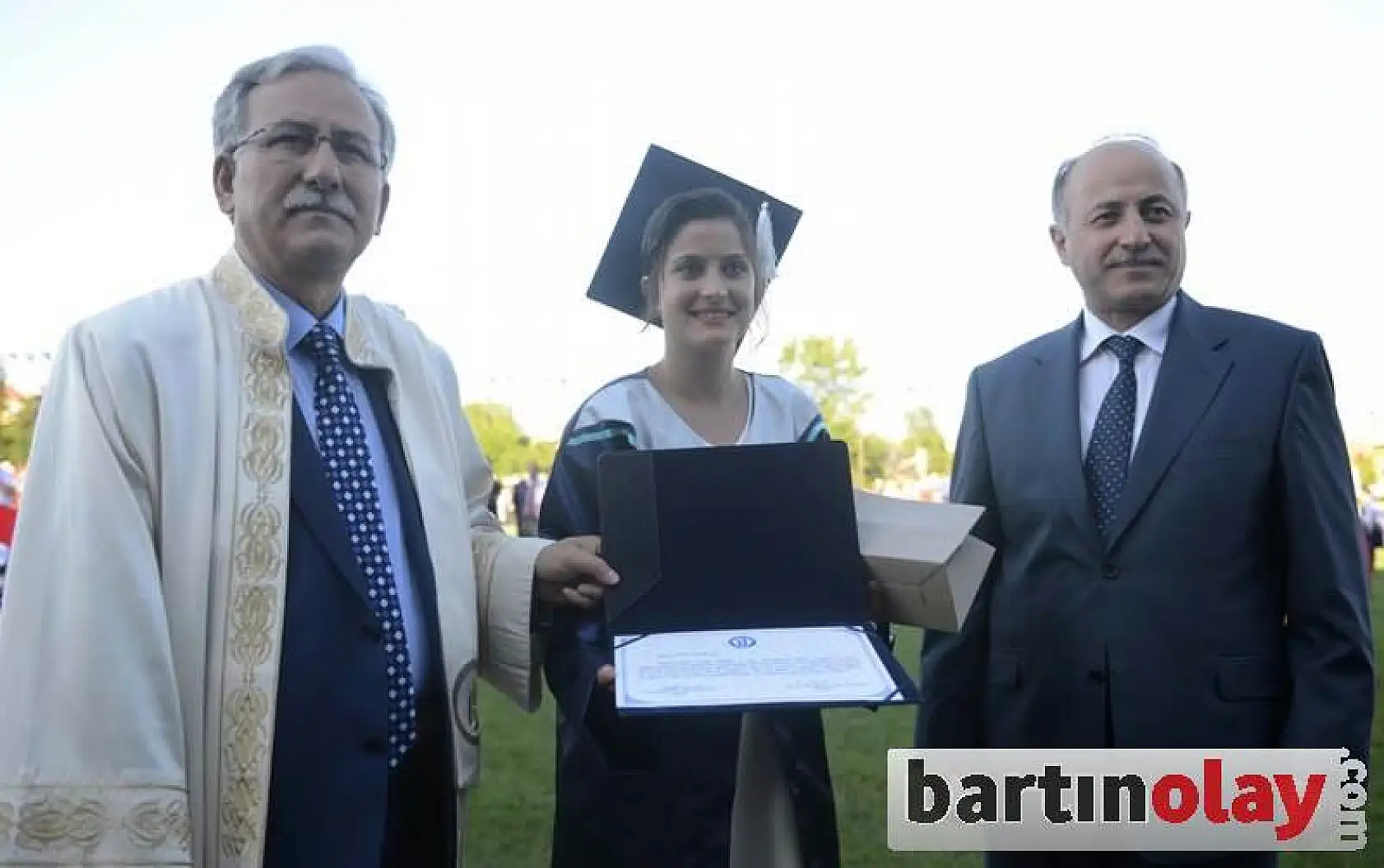 Üniversitede mezuniyet coşkusu