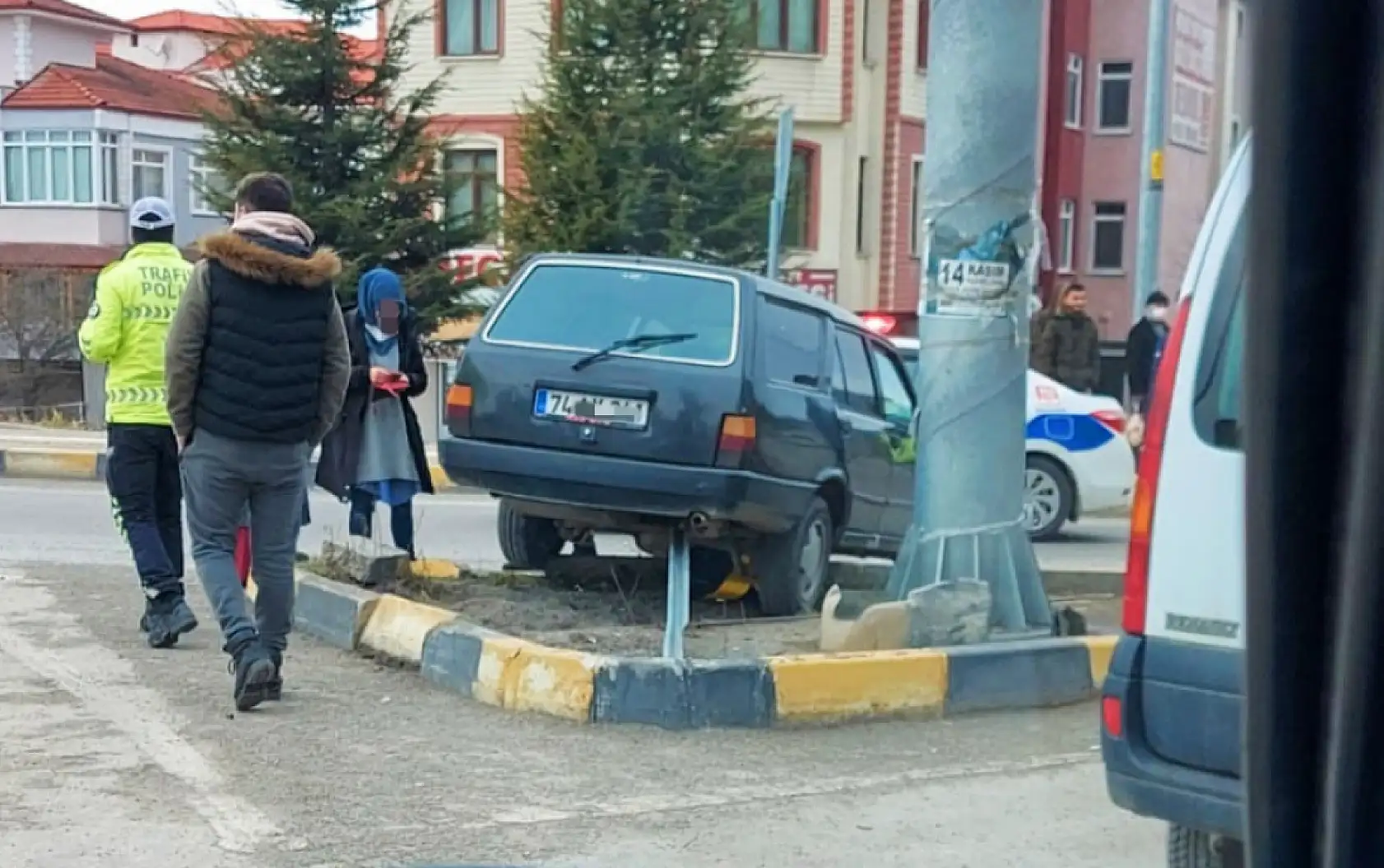 Otomobil orta refüje çıktı