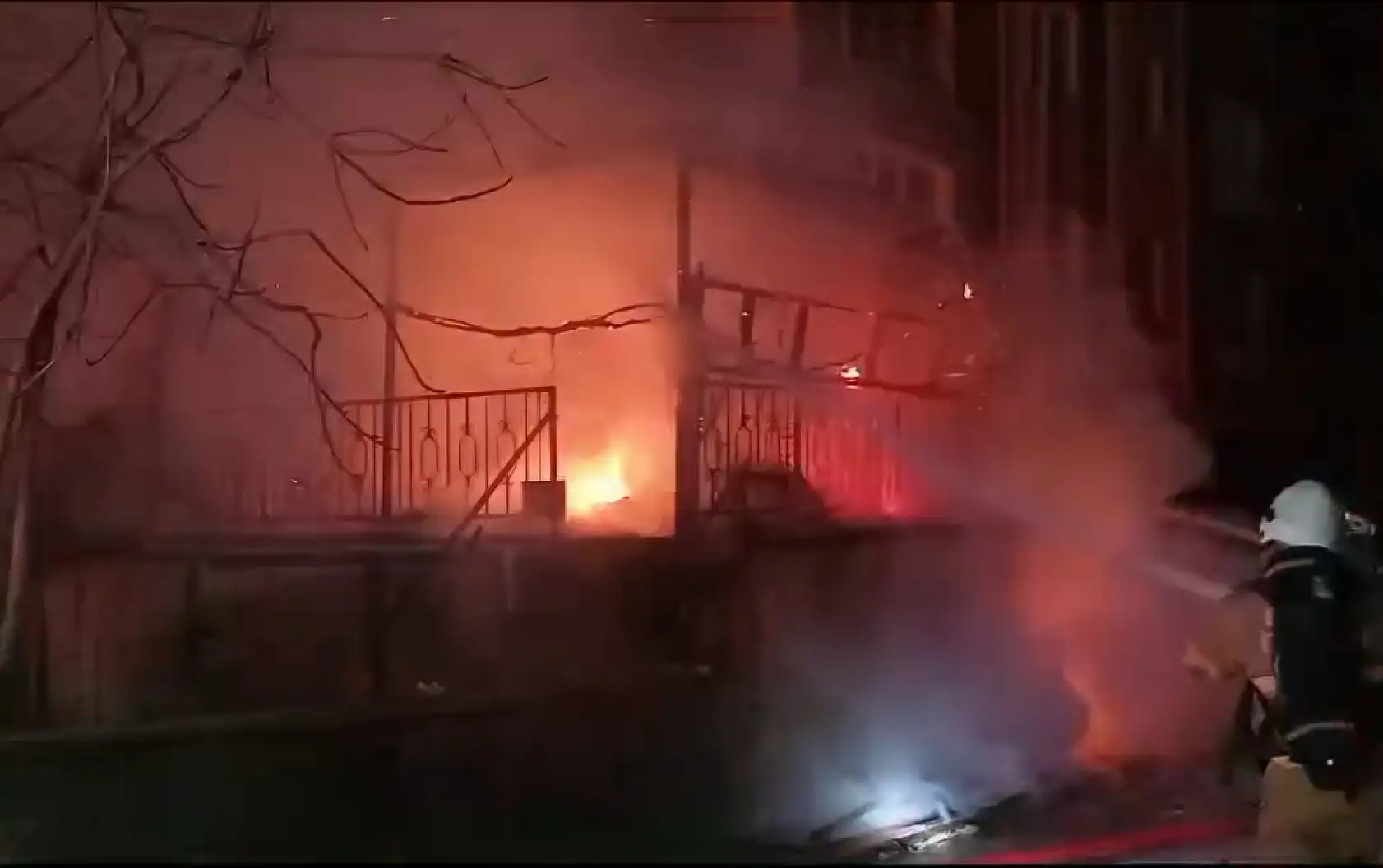 Patlamaların ardından alevler sardı