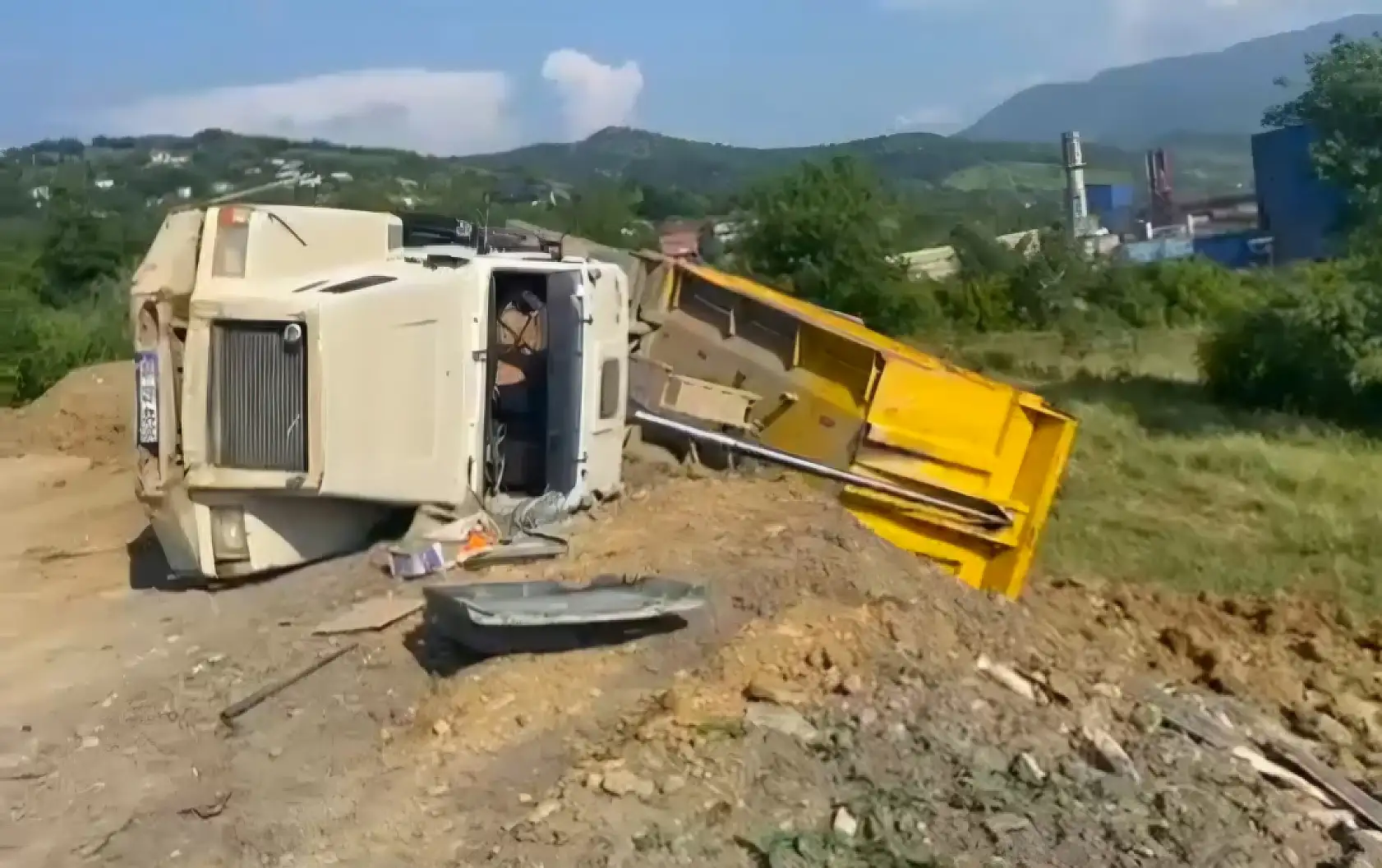 Toprak boşaltan kamyon devrildi