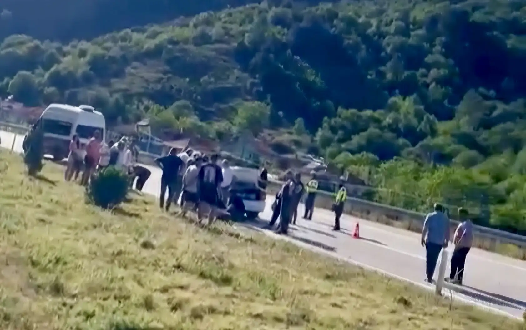 Otomobilin çarptığı motosikletli yola savruldu