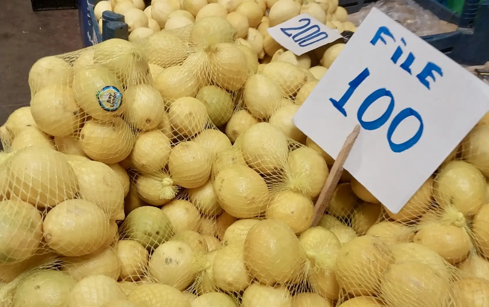 Salı pazarında tezgahların durumu