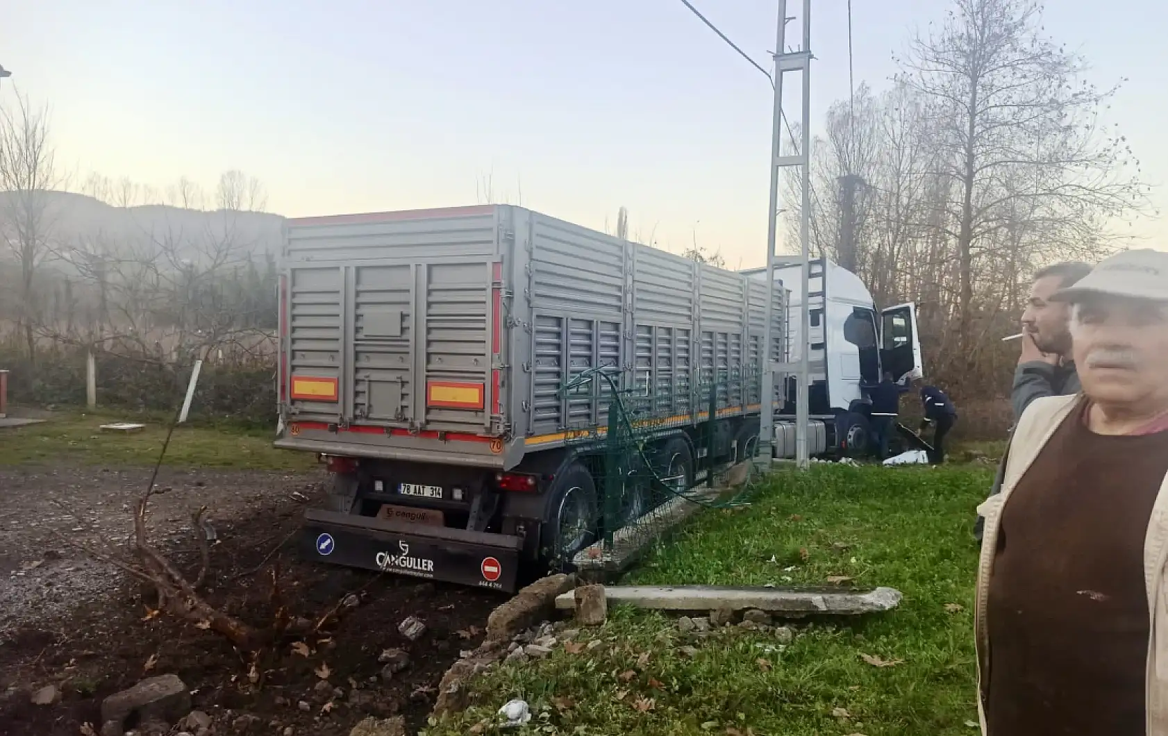 Yoldan çıkan tır evin bahçesine daldı