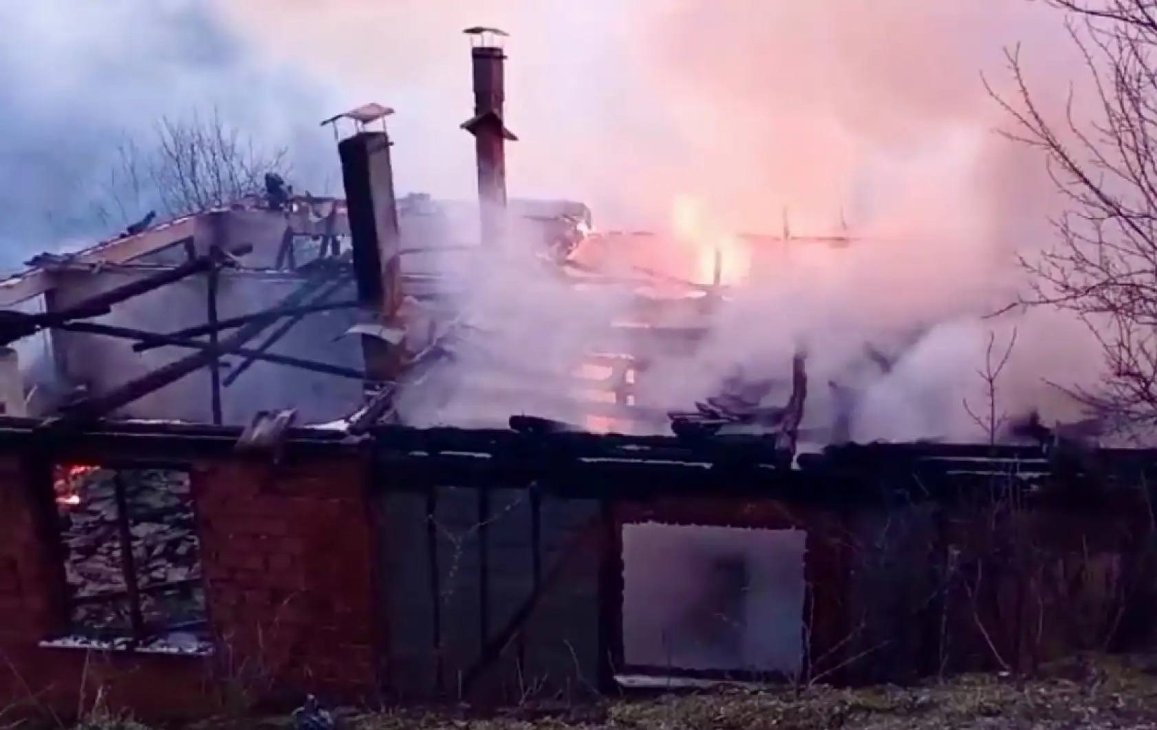 Çaresizce evin yanmasını izlediler