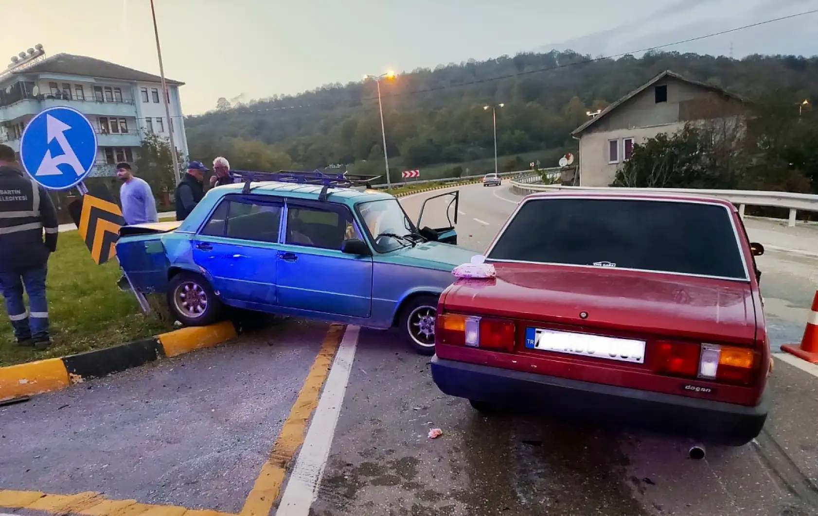 Karaçay'da iki araç çarpıştı