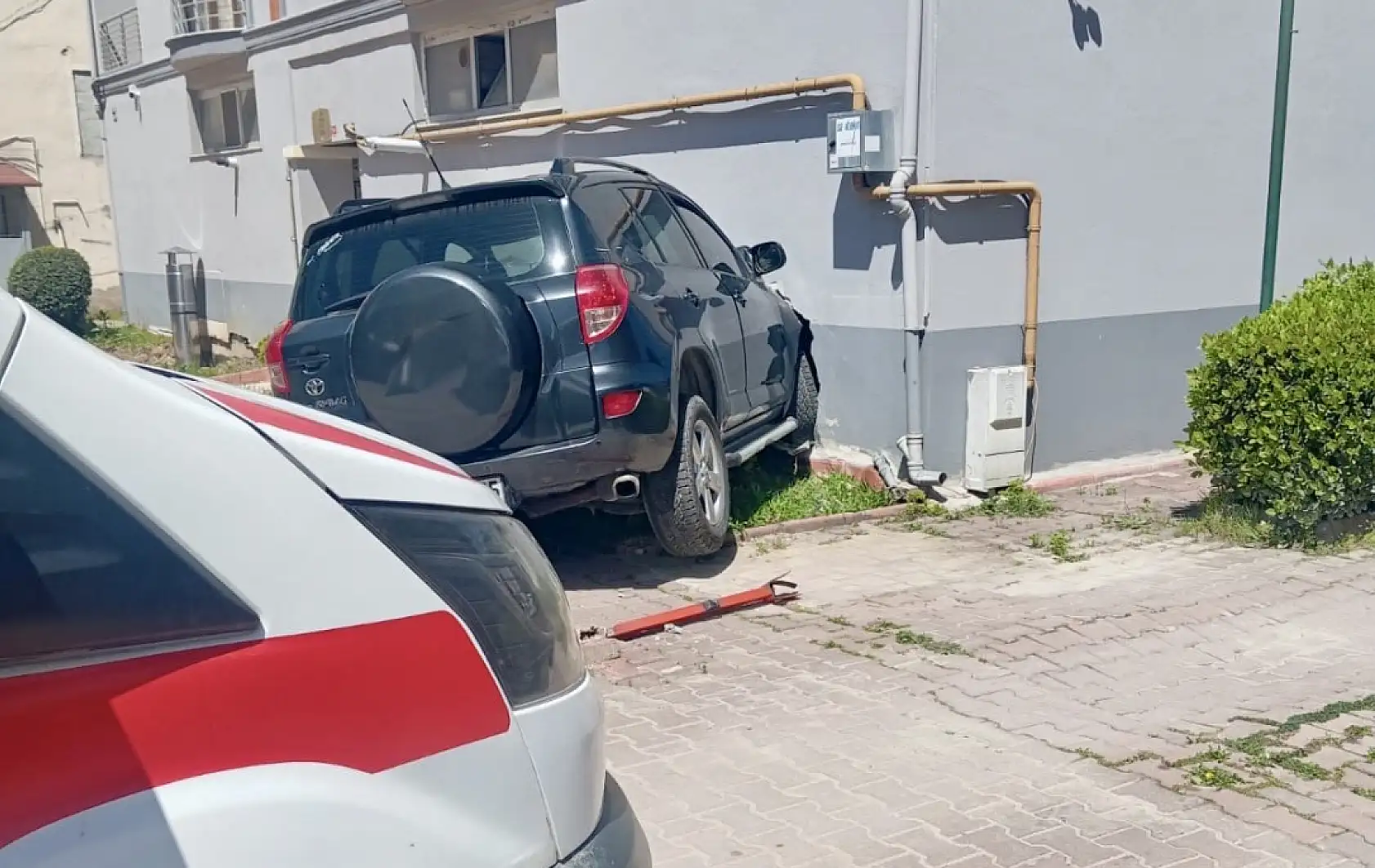 Kontrolden çıktı, duvarı deldi