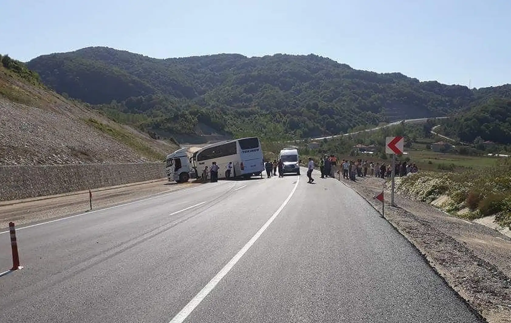 Yolcu otobüsü ile kamyon çarpıştı