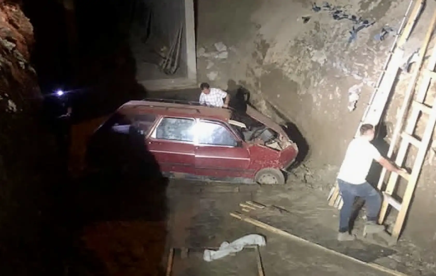 Otomobil kanala uçtu