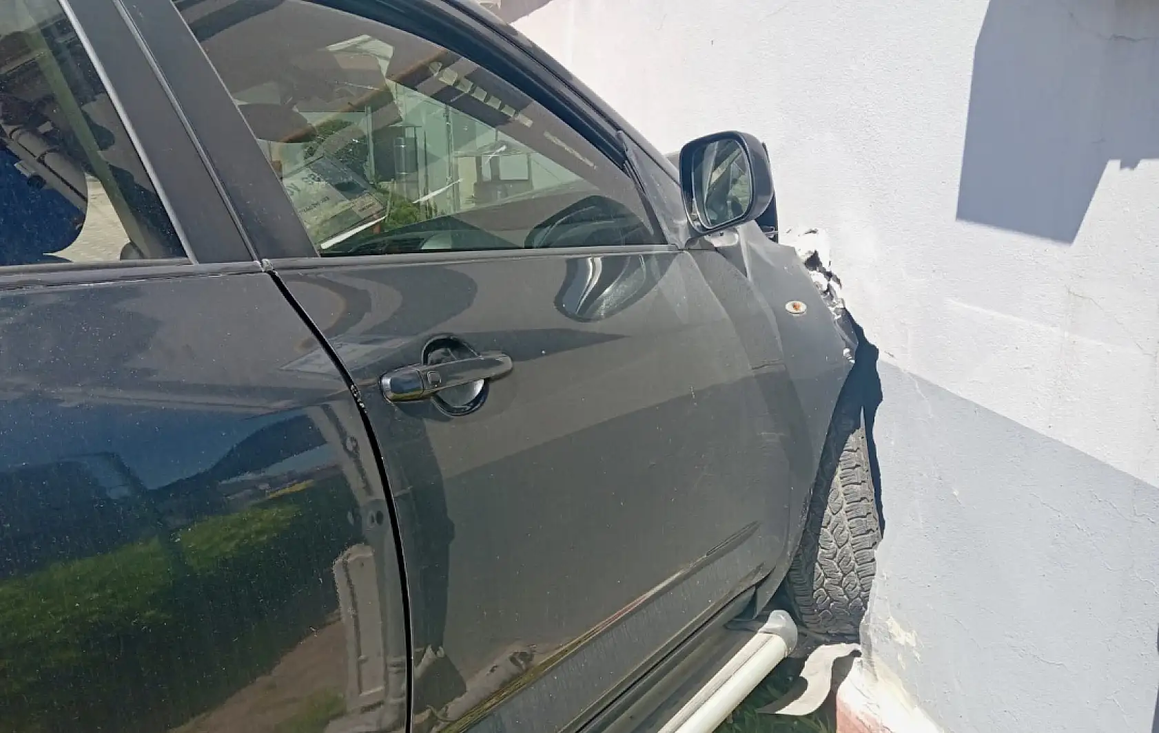 Kontrolden çıktı, duvarı deldi