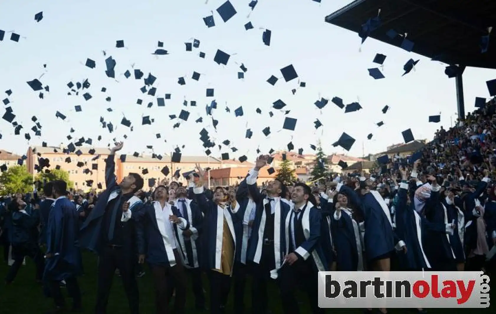 Üniversitede mezuniyet coşkusu