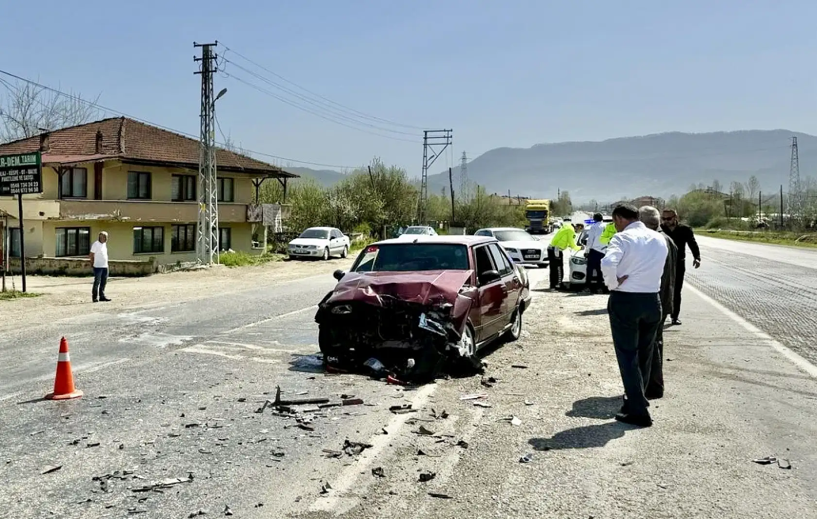 Otomobil ile minibüs çarpıştı