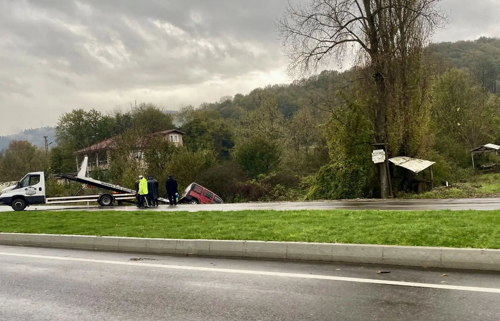 Yoldan çıkıp şarampole yuvarlandı