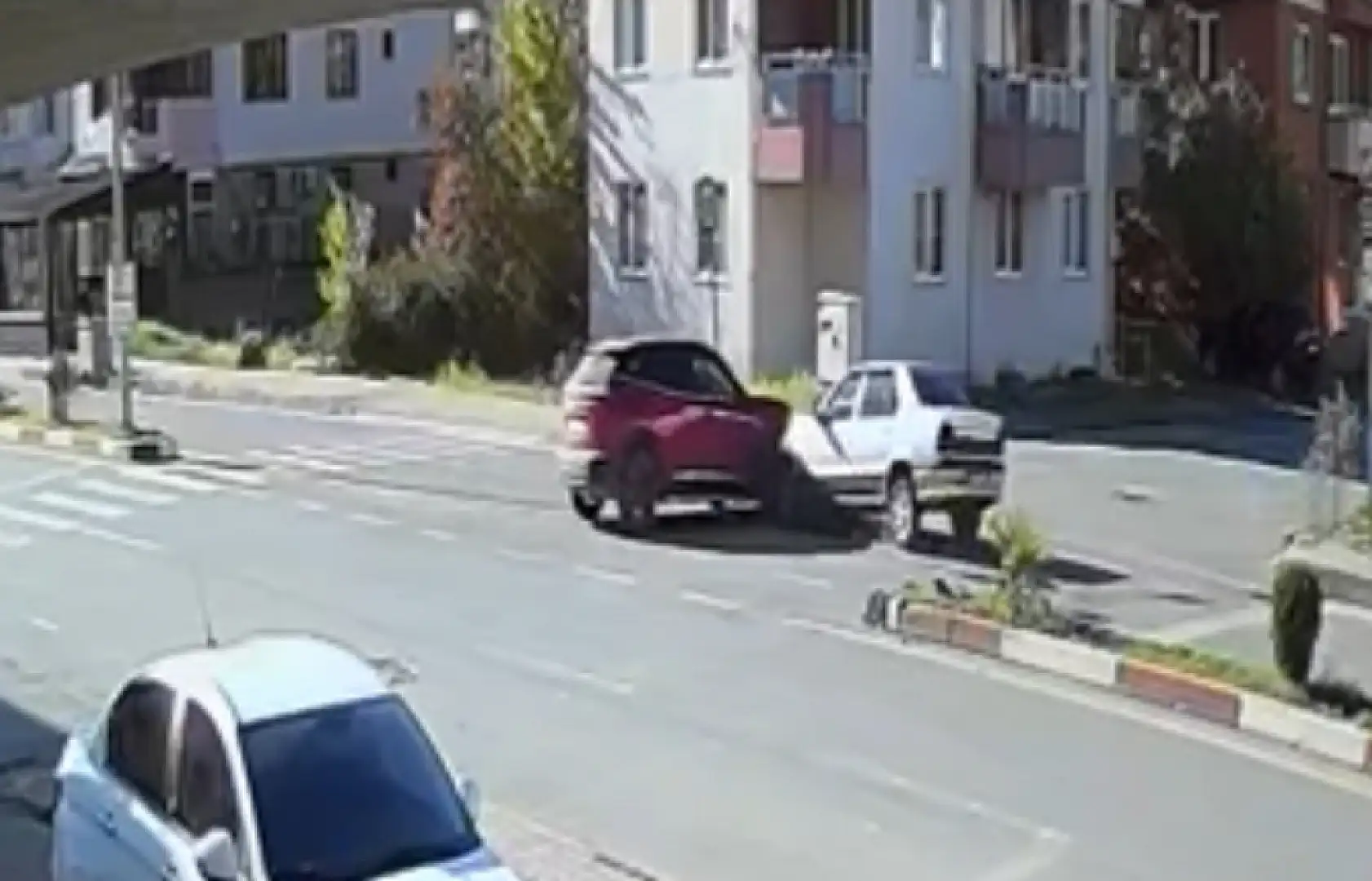 İki araç çarpıştı, 3 yaralı