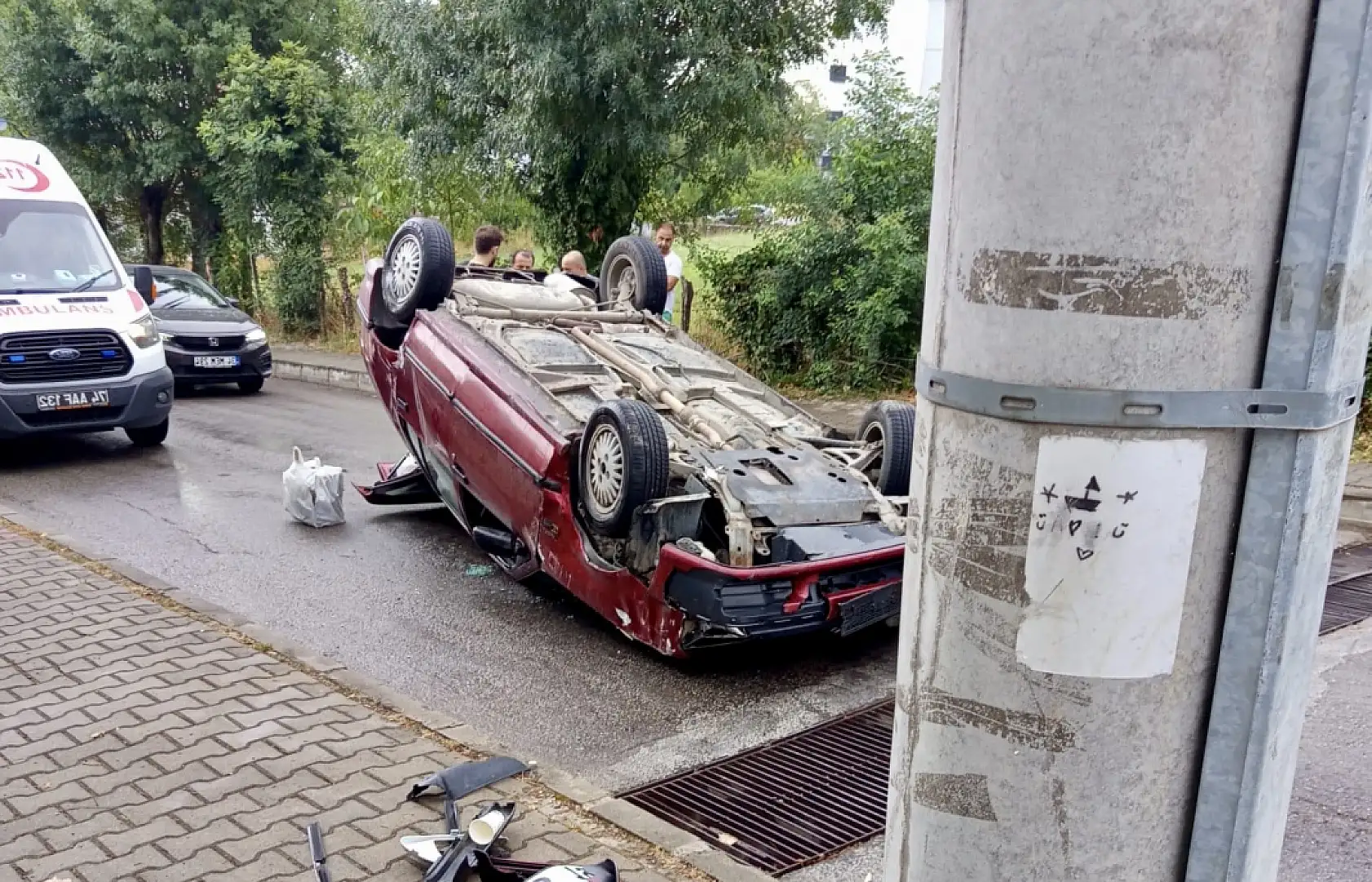 Karaköy'de otomobil takla attı!