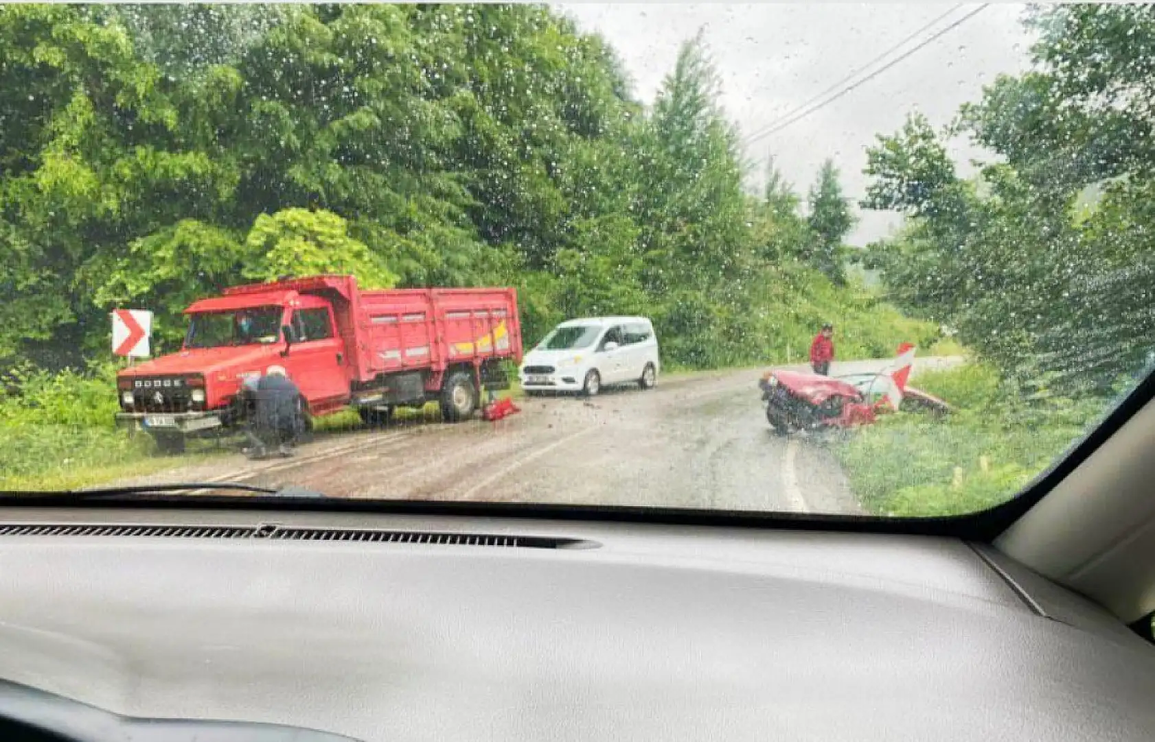 Kamyonet ile otomobil çarpıştı, 3 yaralı