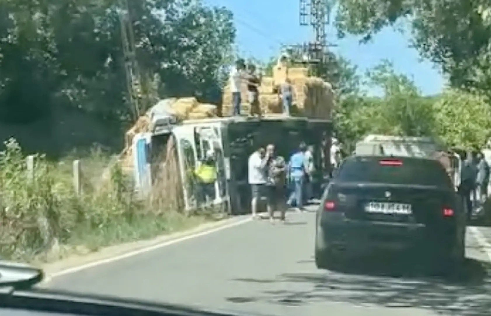 Saman yüklü tır devrildi