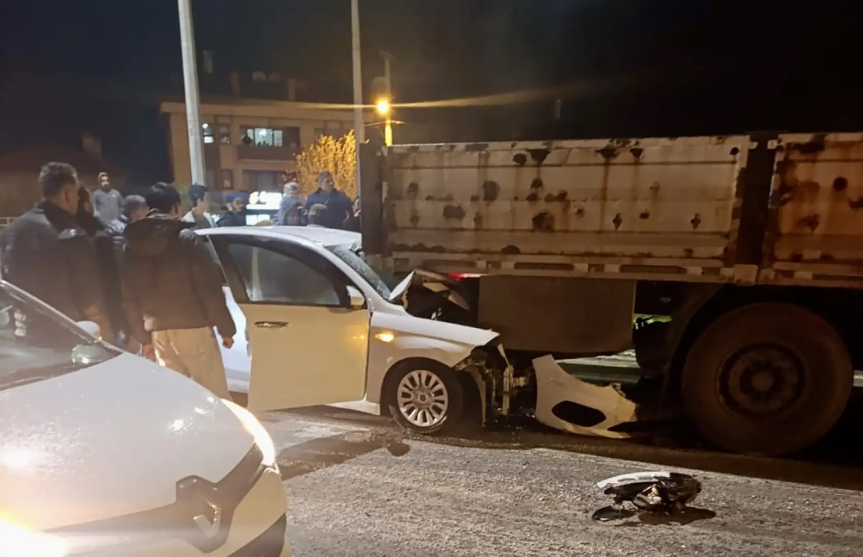 Otomobil tırın altına girdi