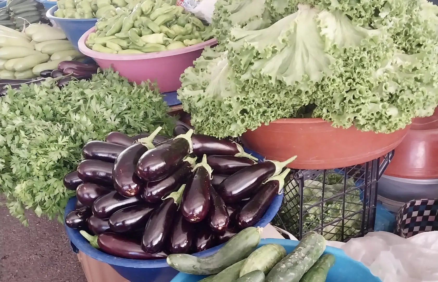 Salı pazarında tezgahların durumu