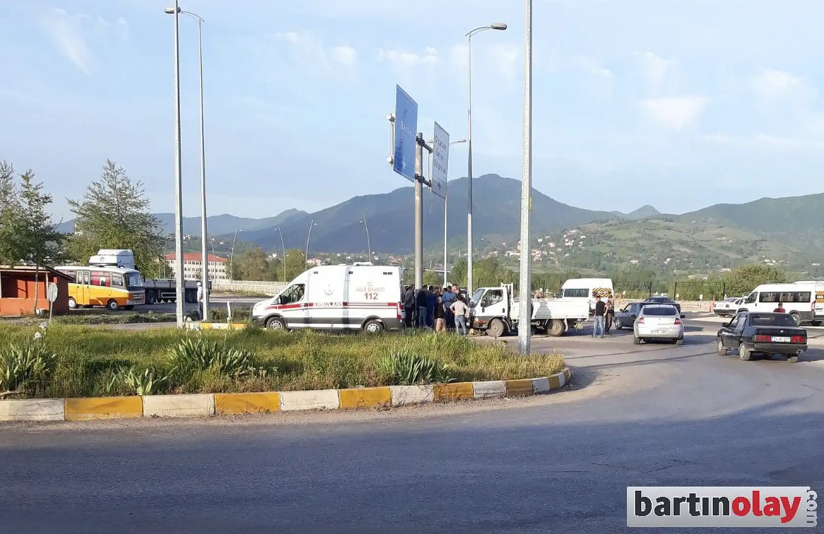 Otomobil ile kamyonet çarpıştı