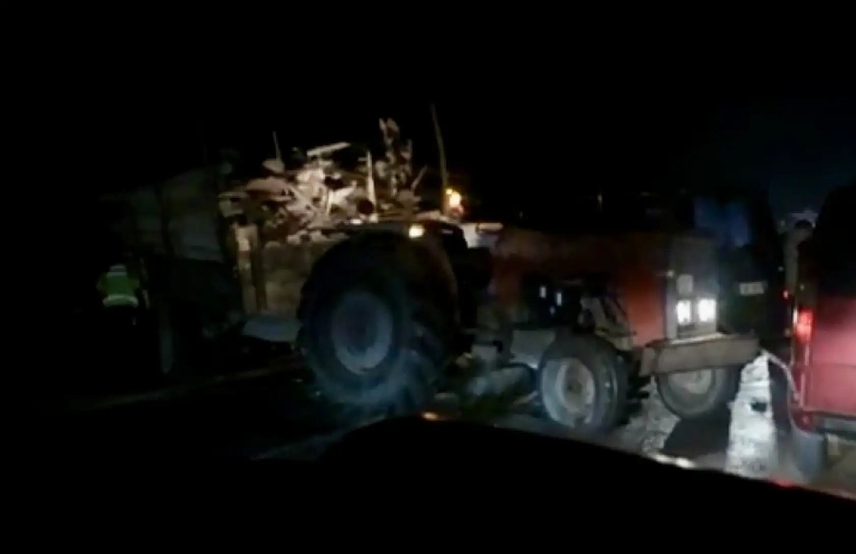 Minibüs ve traktör çarpıştı