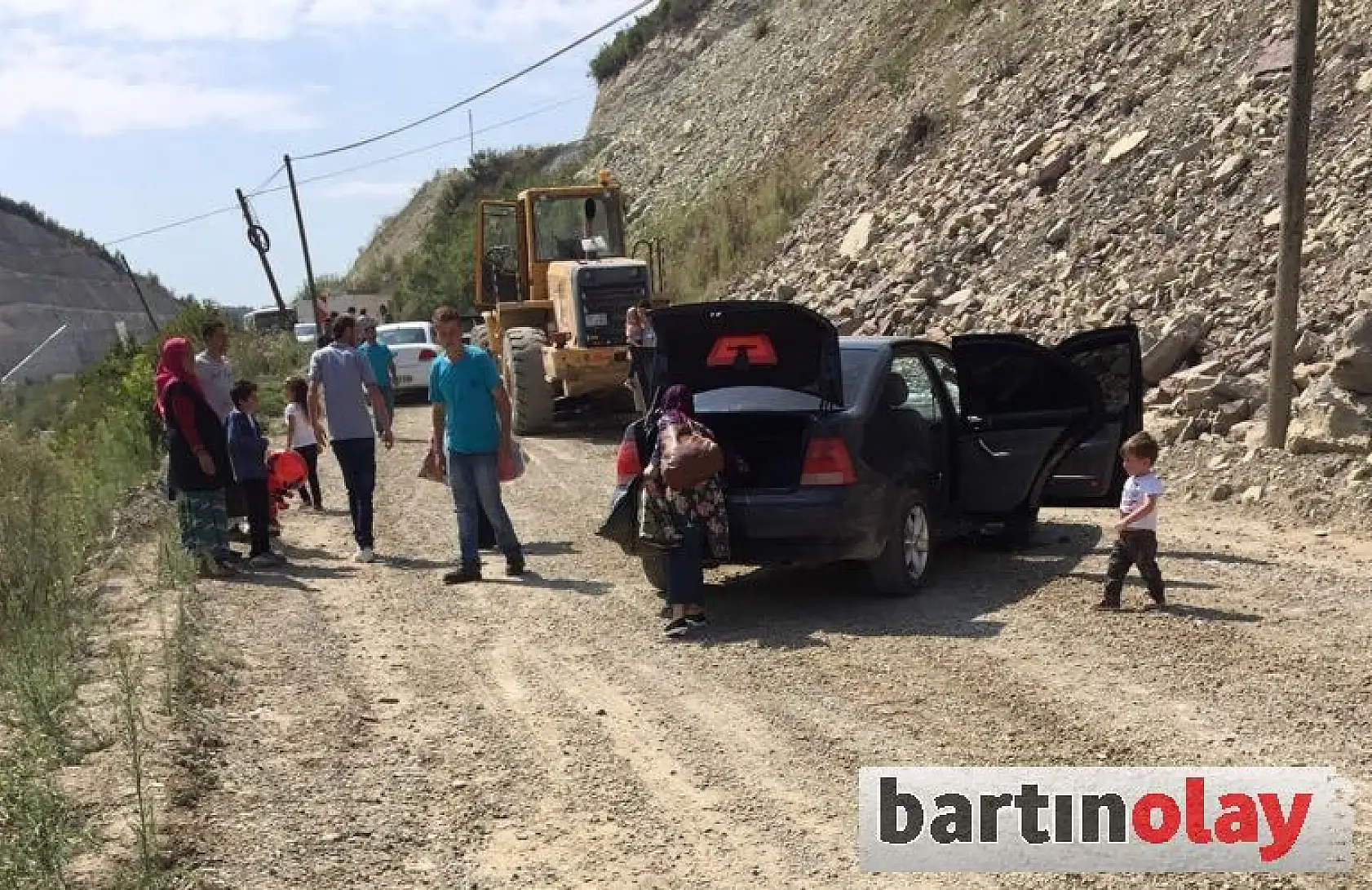 İş makinesi otomobili ezdi