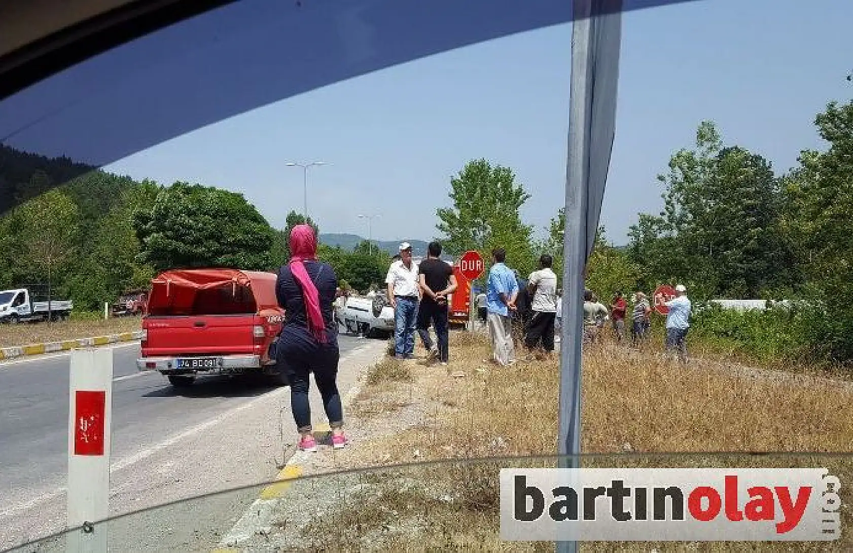 Takla atan ara ters döndü, 2 yaralı