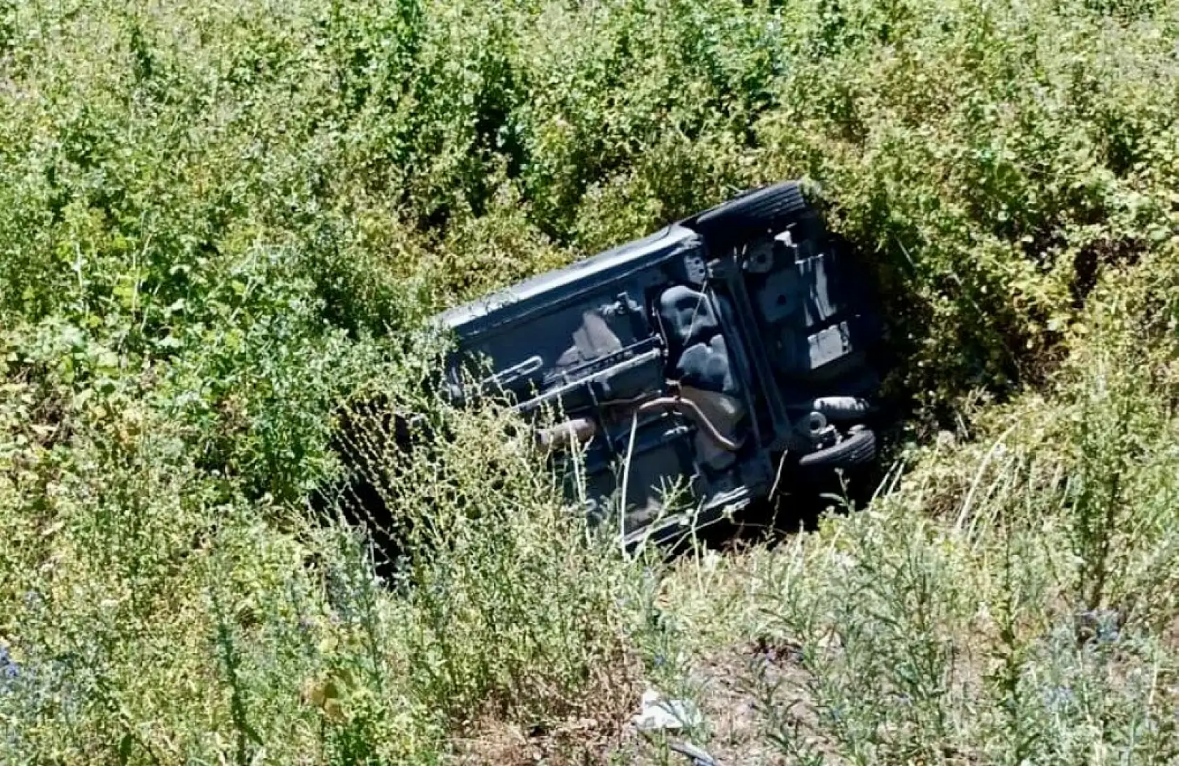 Çarpışan araçlardan biri şarampole uçtu