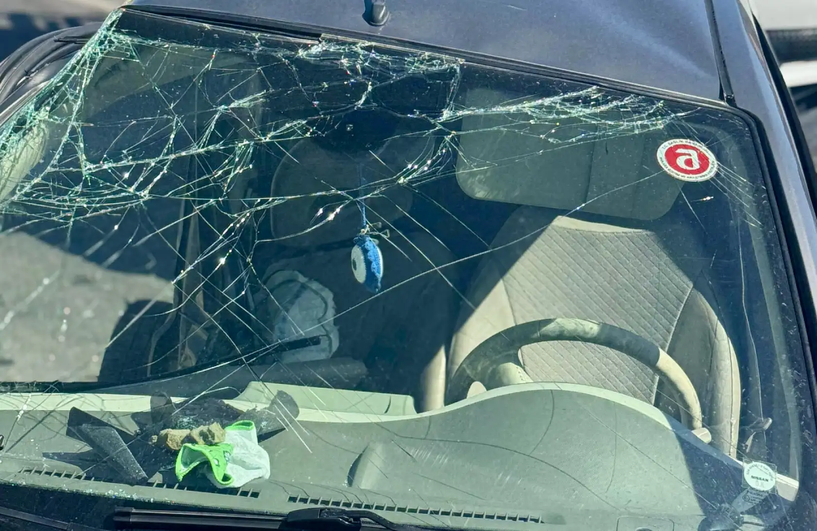 Karşı şeride geçen araca kamyonet çarptı